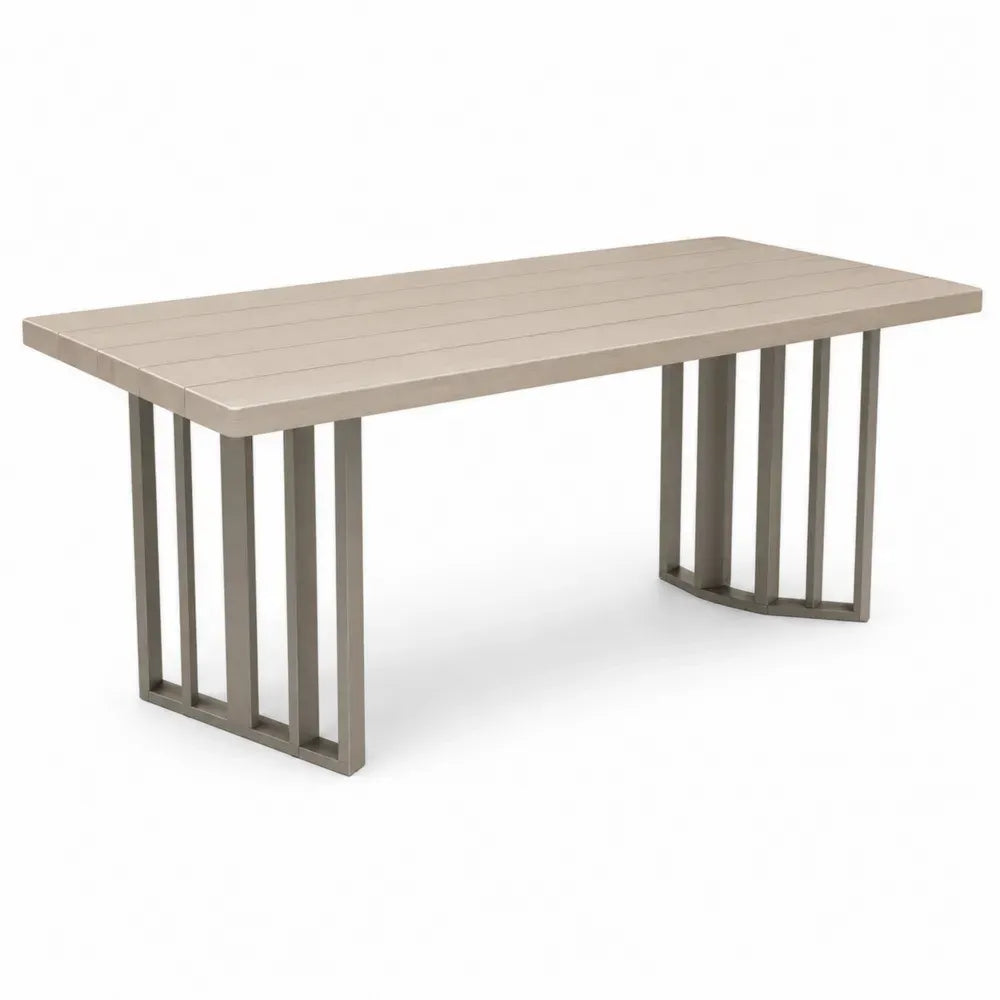 Gartentisch Esstisch 180 x 90 x 75 cm aus pulverbeschichtetem Aluminium rechteckig Taupe mit Lamellentischplatte und seitlichen Strebenfüßen